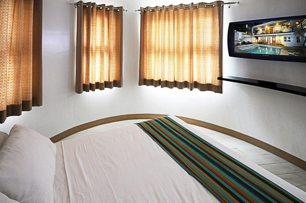 Bluewaves Westcliff Villa Balabag  Room photo